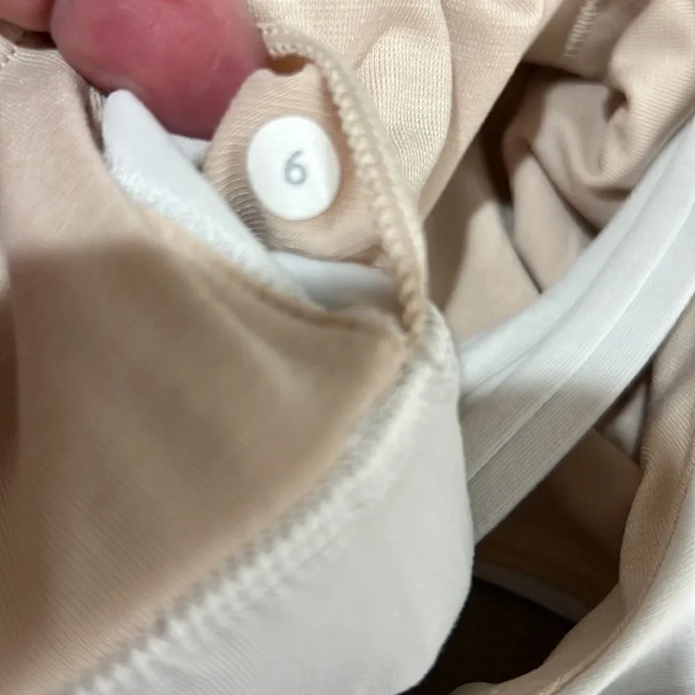 Lululemon white beat the heat cross cross tank with built in bra size 6 EUC